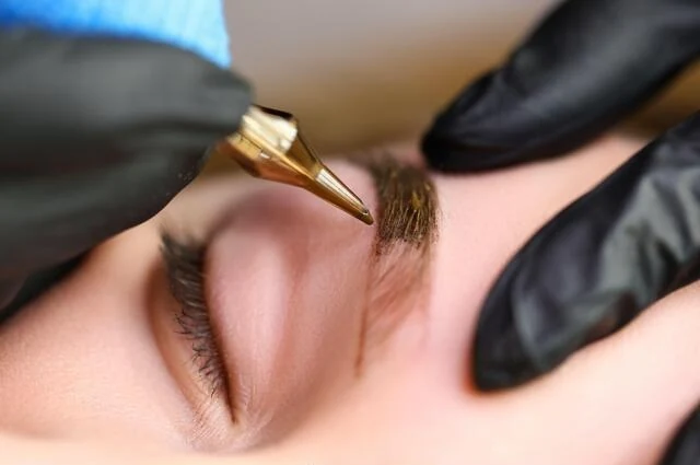 Permanent makeup machine creating fine brow strokes