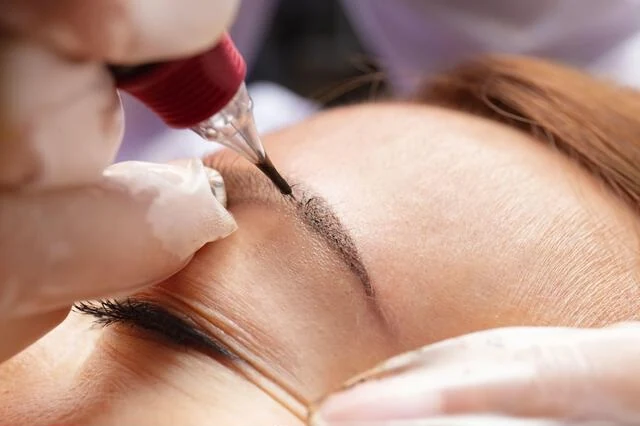 Close-up brow stroke technique during embroidery treatment