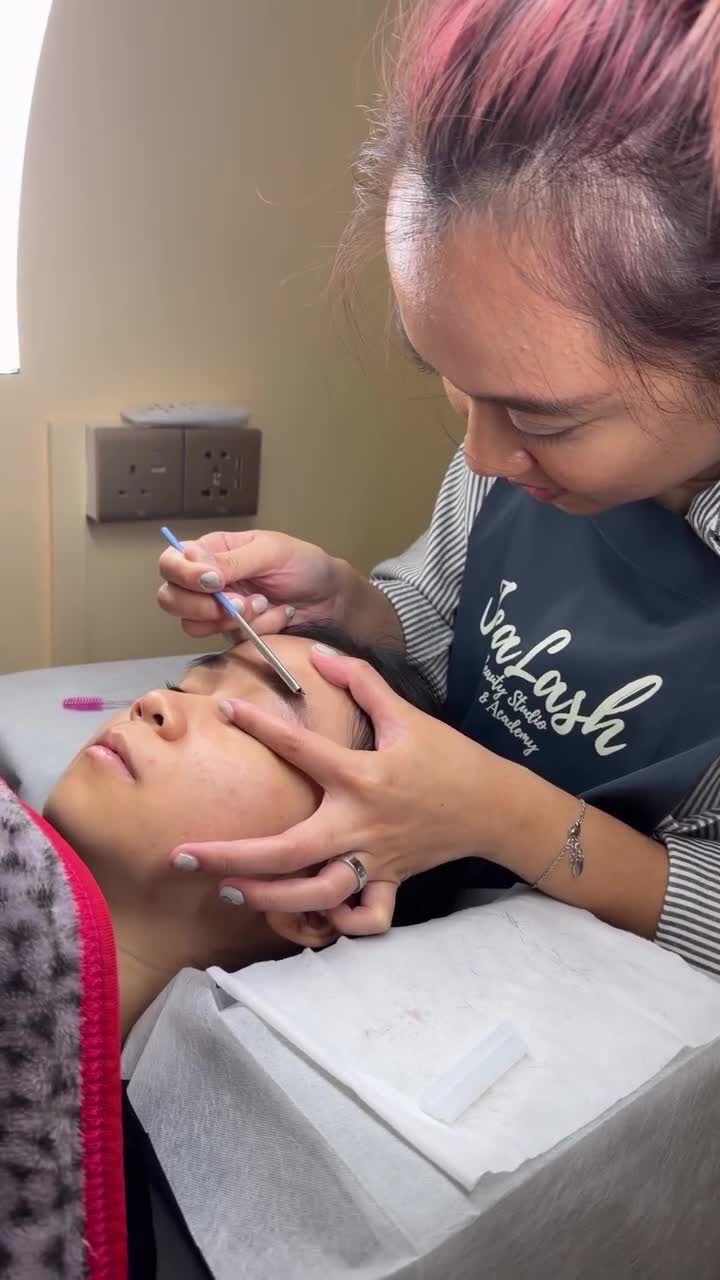 Brow lamination live-model practice inside Jealash