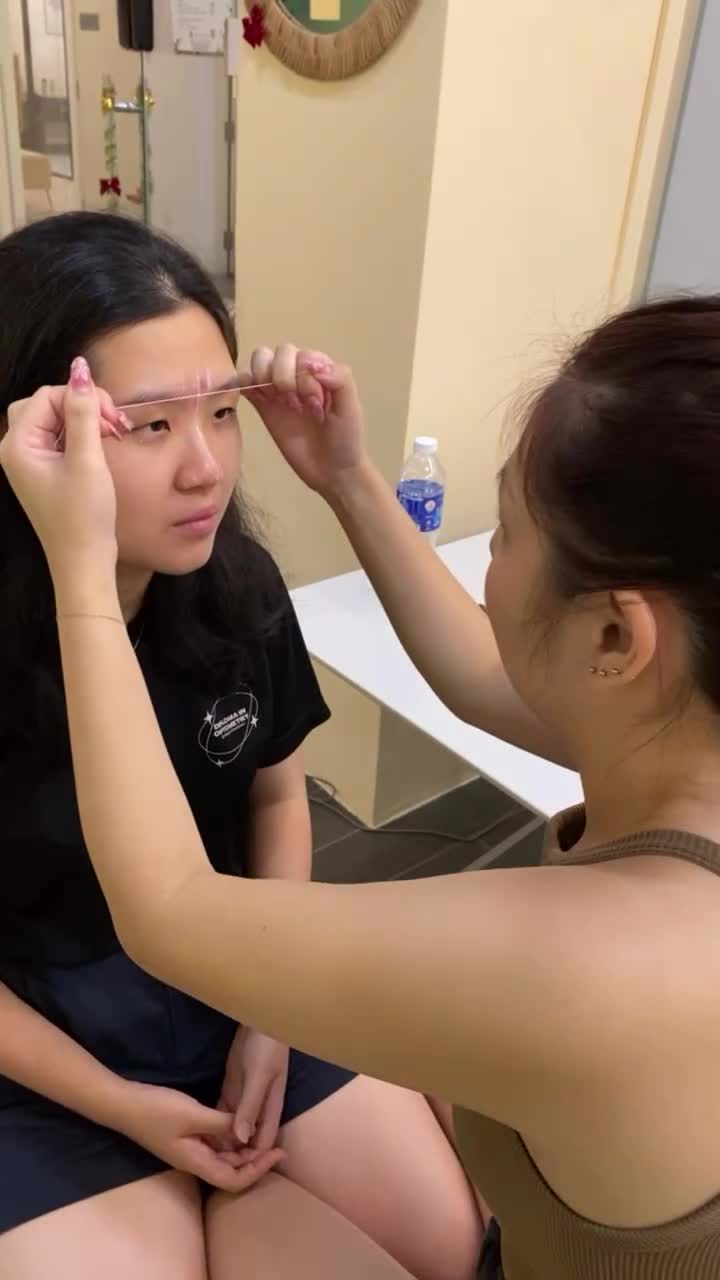 Brow mapping practice on a live model at Jealash Academy