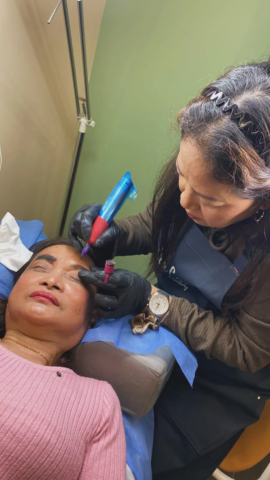 Brow embroidery PMU technique being performed on a live model at Jealash