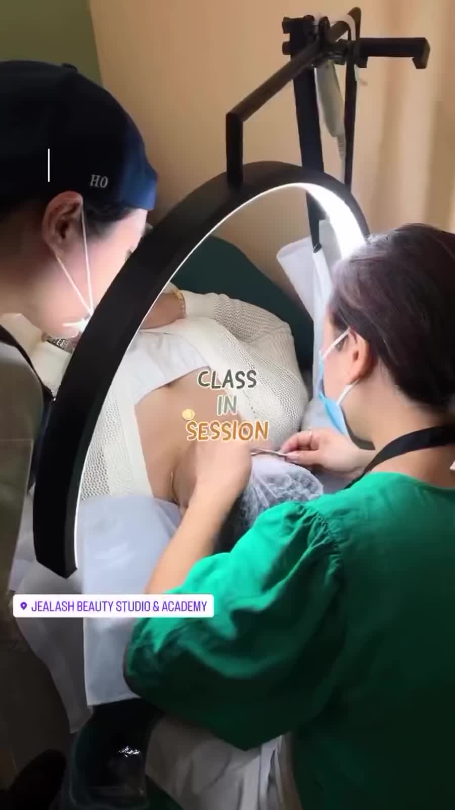 Jealash class session with supervised live-model practice