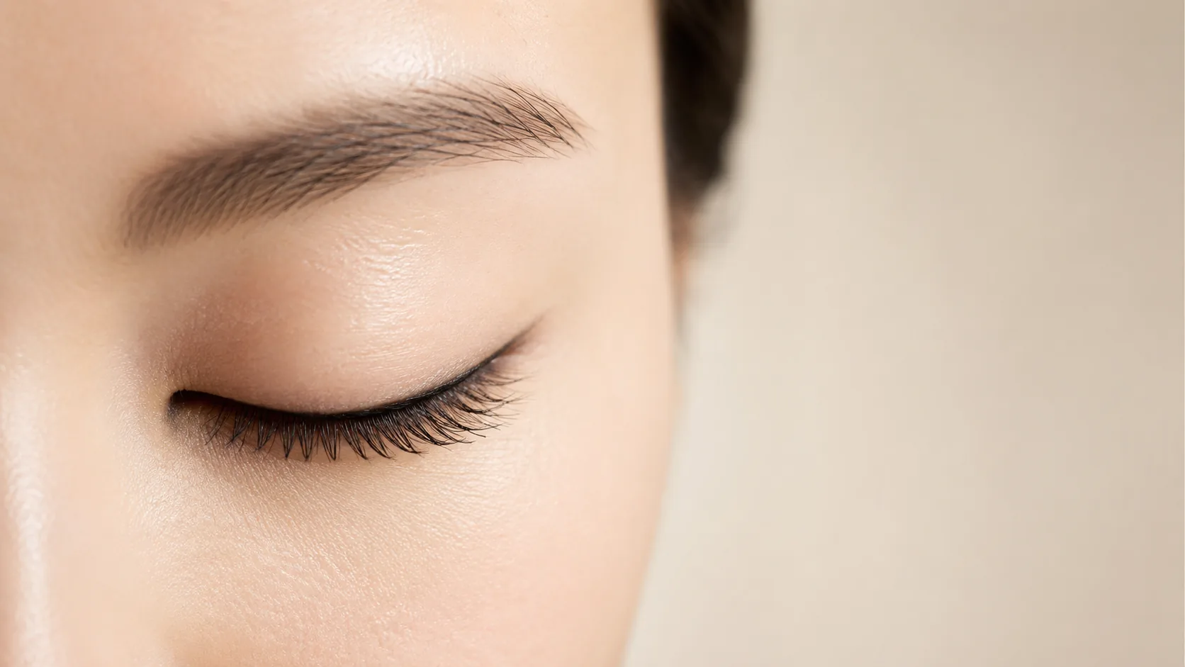 Eyeliner touch-up result close to the lash line